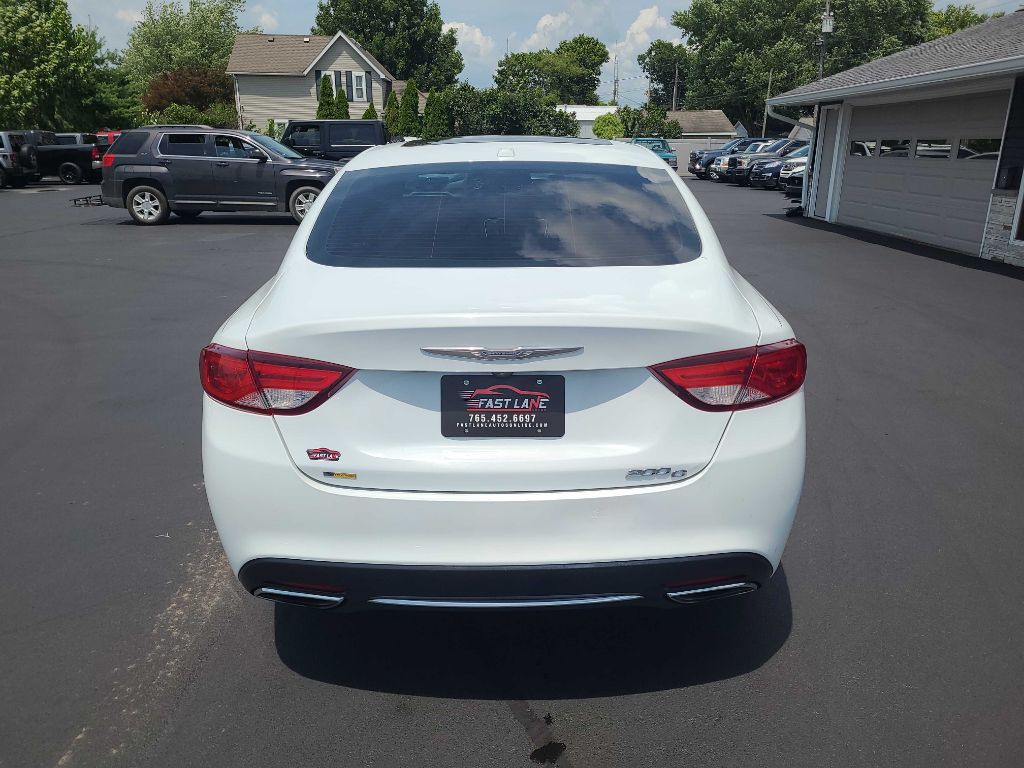 2016 Chrysler 200 Image 4