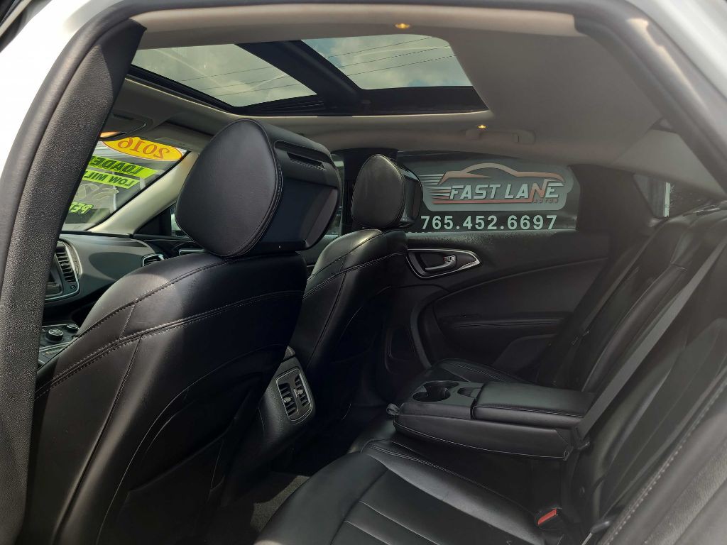 2016 Chrysler 200 Image 9