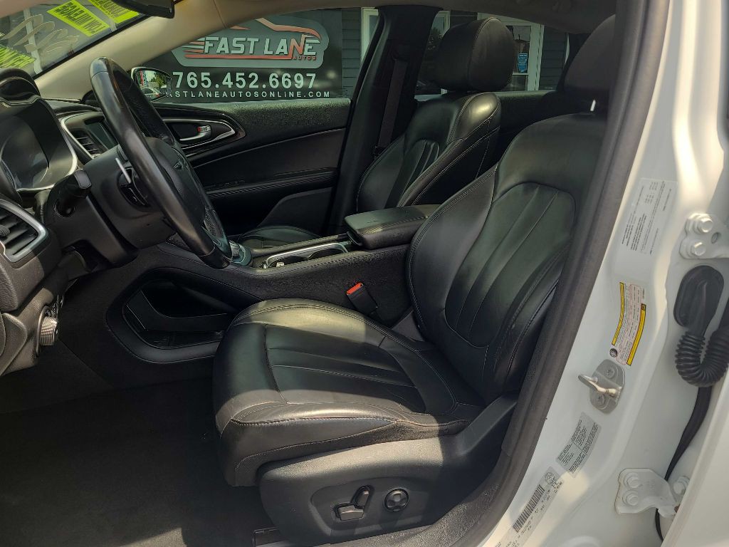 2016 Chrysler 200 Image 10