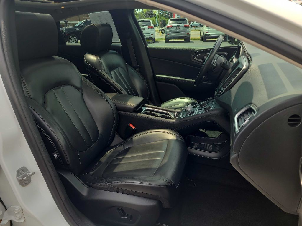 2016 Chrysler 200 Image 11