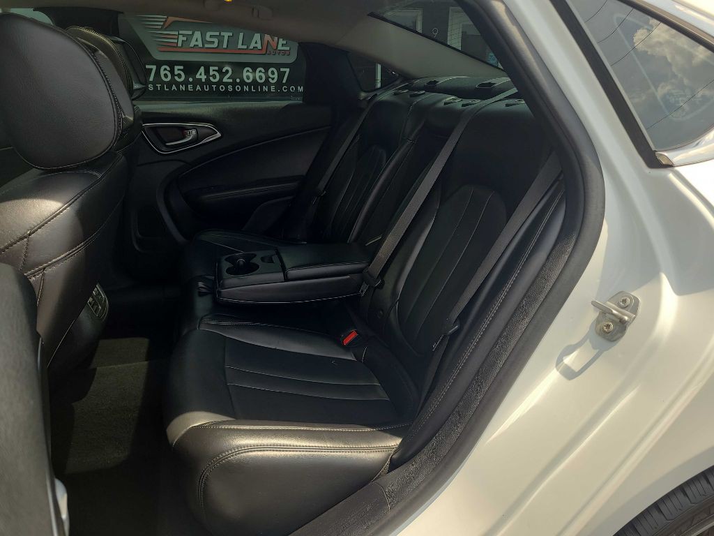 2016 Chrysler 200 Image 12