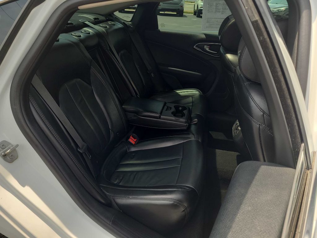 2016 Chrysler 200 Image 13
