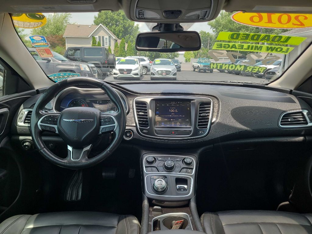 2016 Chrysler 200 Image 18