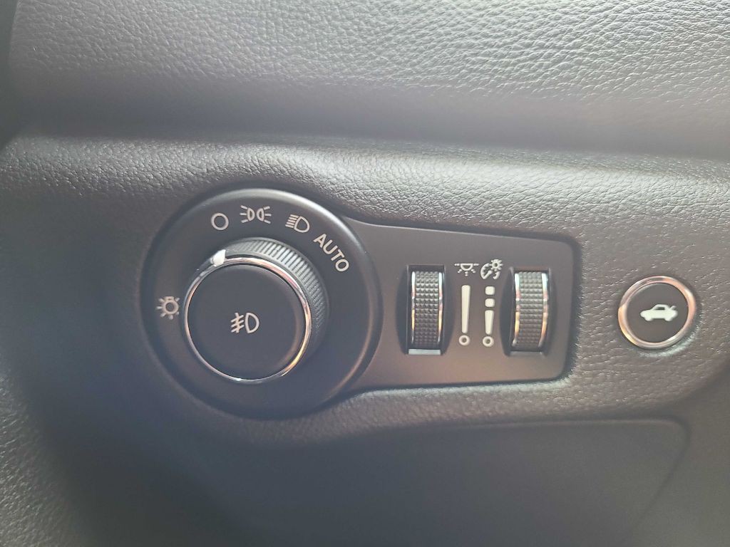 2016 Chrysler 200 Image 19
