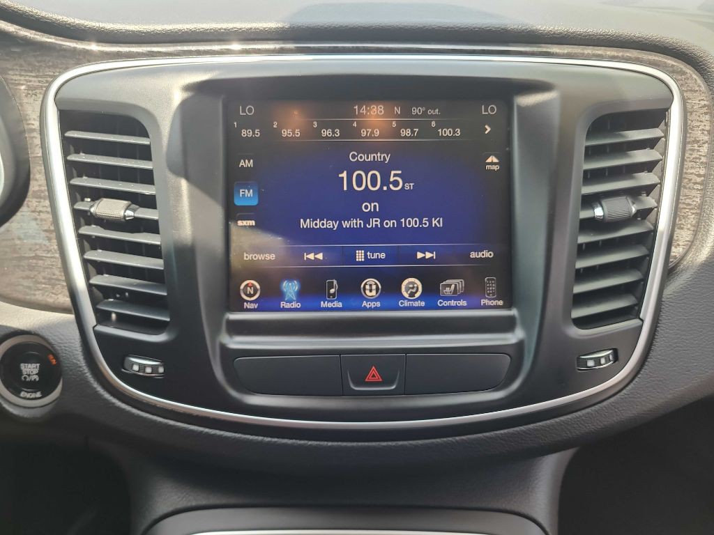 2016 Chrysler 200 Image 25