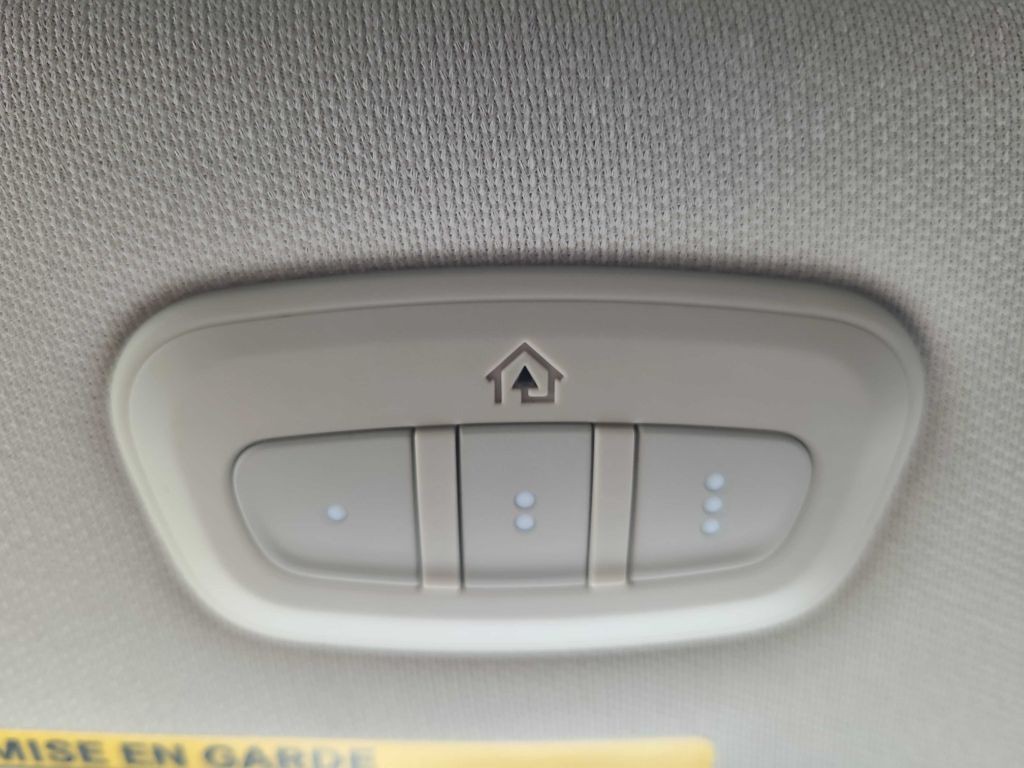 2016 Chrysler 200 Image 31