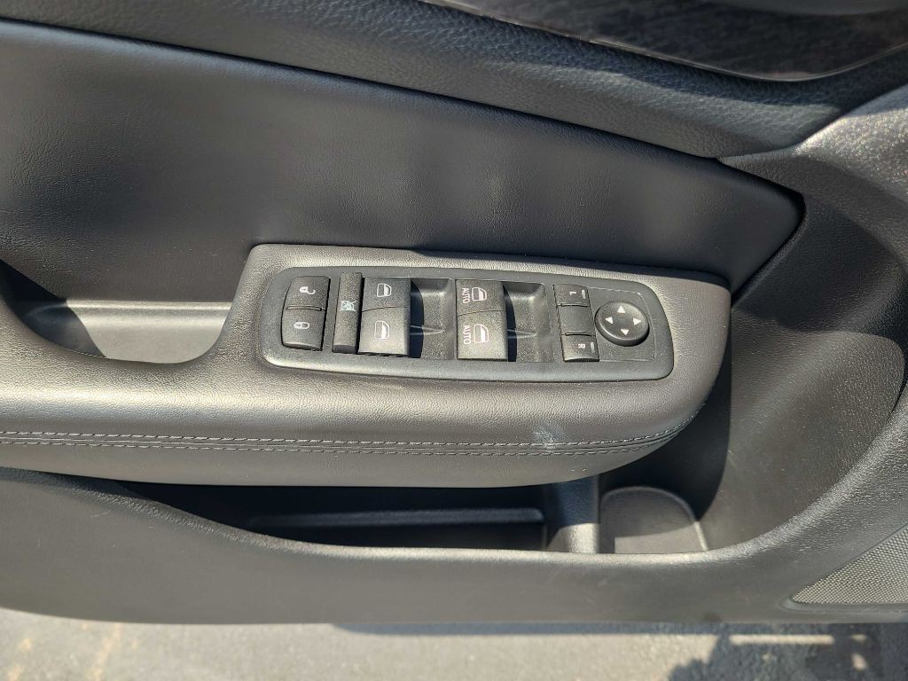 2016 Chrysler 200 Image 34