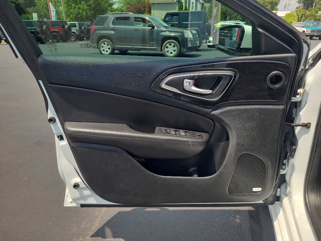 2016 Chrysler 200 Image 35