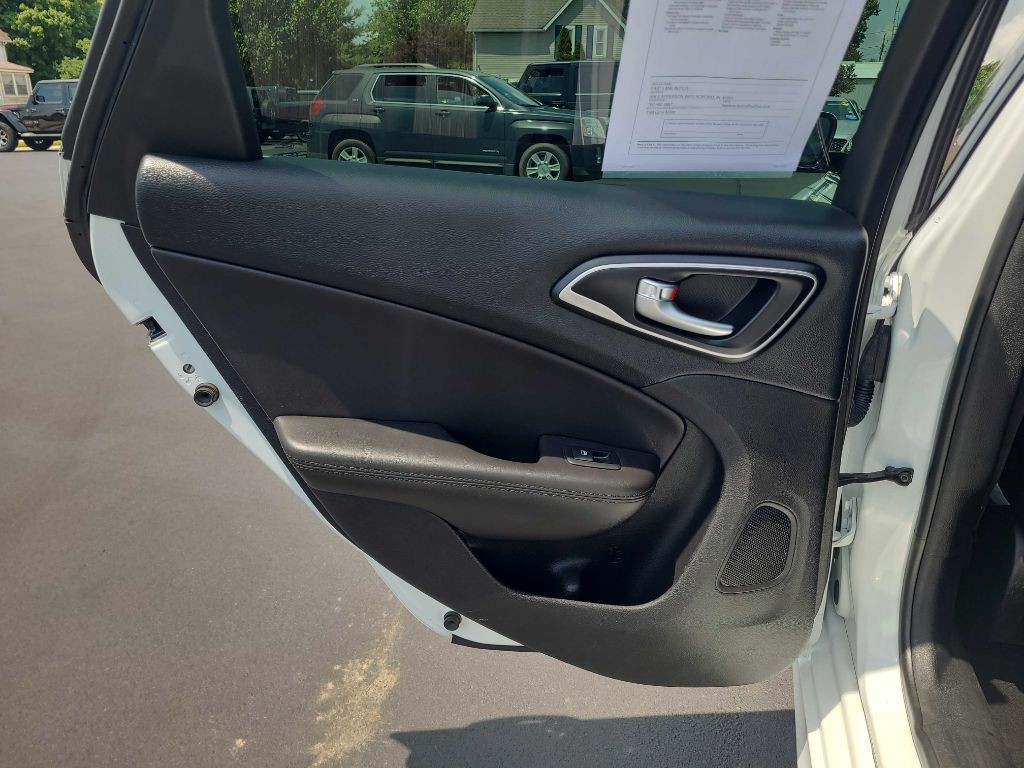 2016 Chrysler 200 Image 36