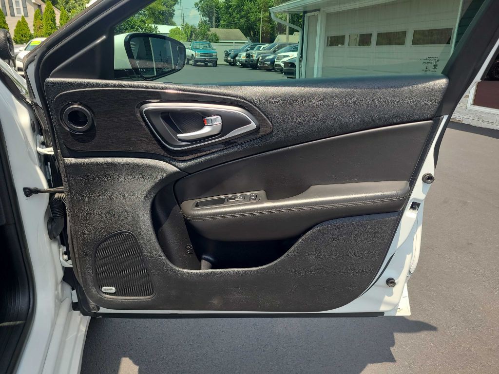 2016 Chrysler 200 Image 37