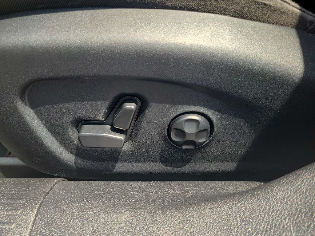 2016 Chrysler 200 Image 38