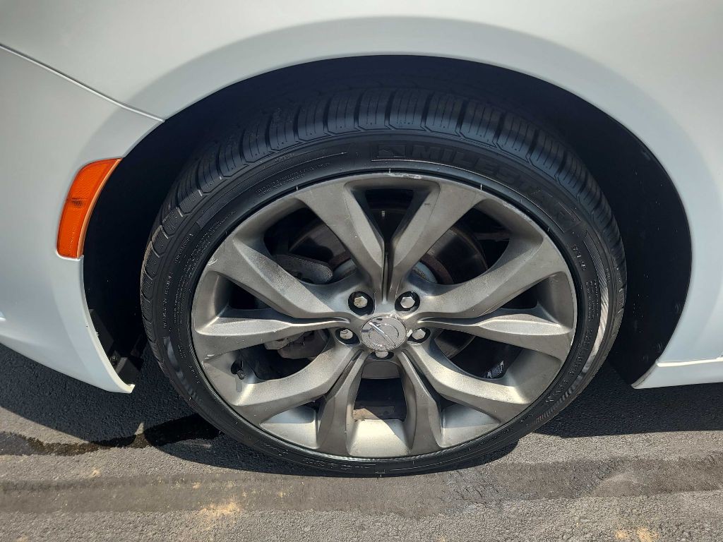 2016 Chrysler 200 Image 41