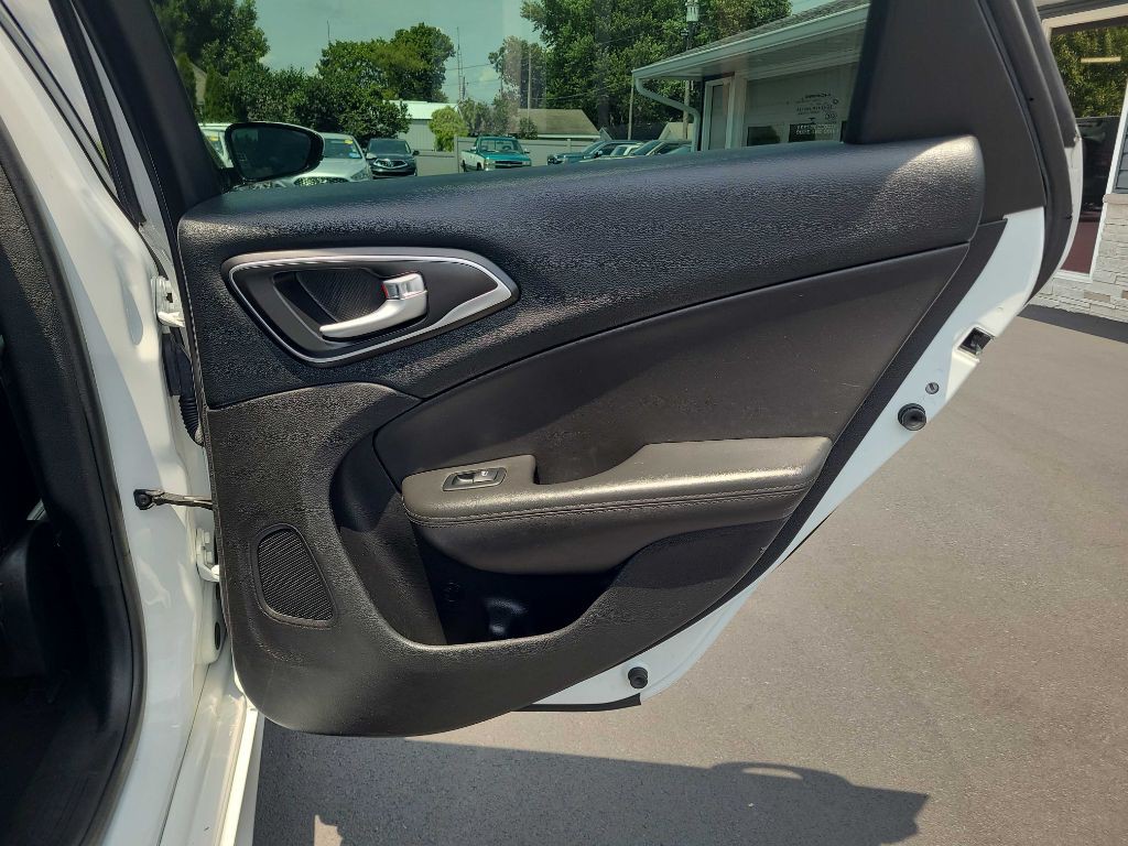 2016 Chrysler 200 Image 43