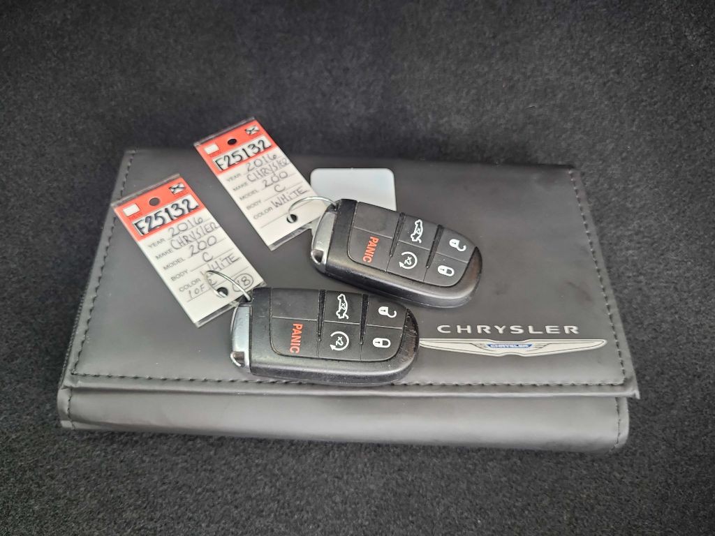 2016 Chrysler 200 Image 45