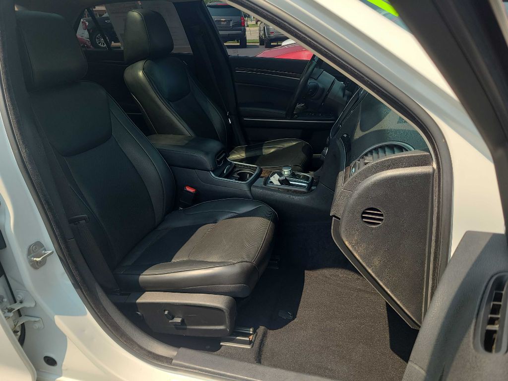 2020 Chrysler 300 Image 12