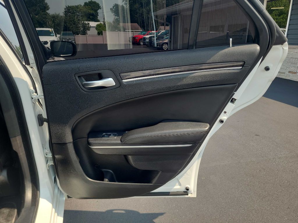 2020 Chrysler 300 Image 38
