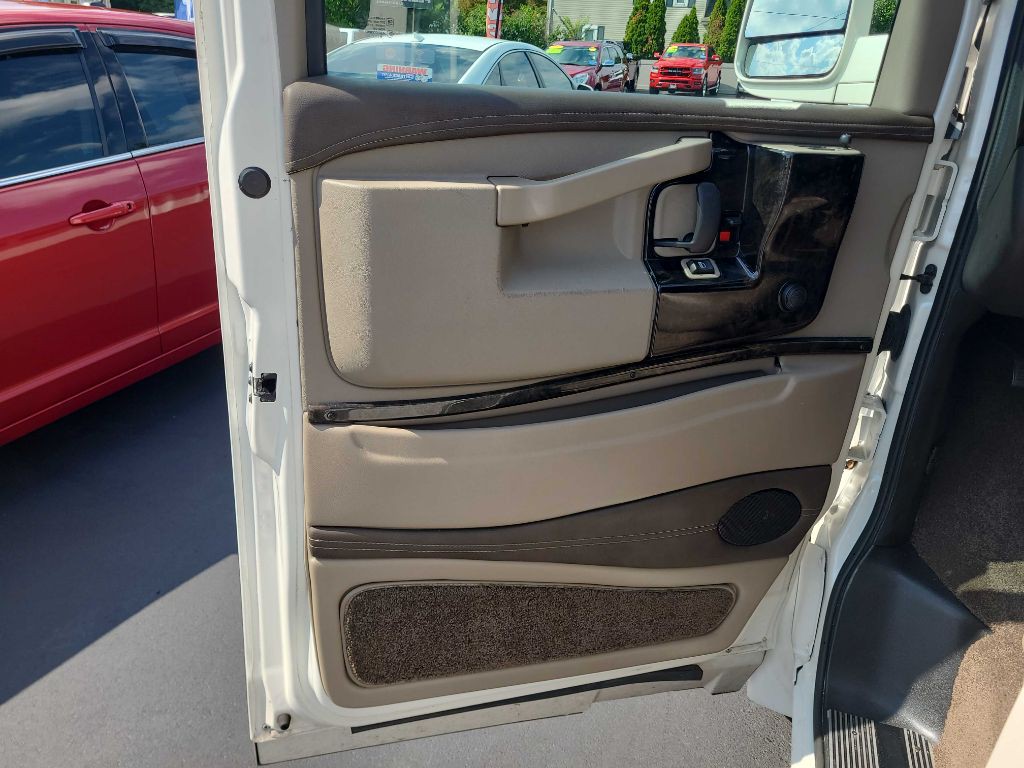 2019 GMC Savana Image 30