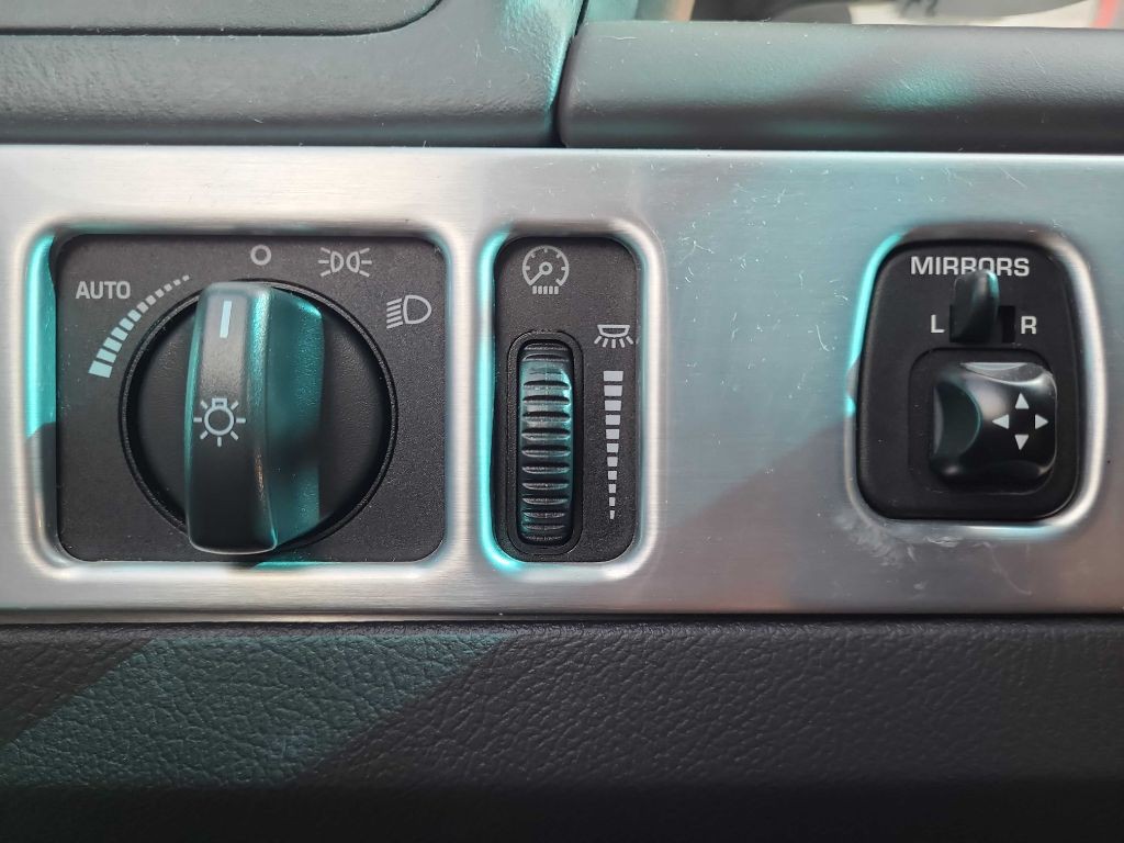 2002 Ford Thunderbird Image 15