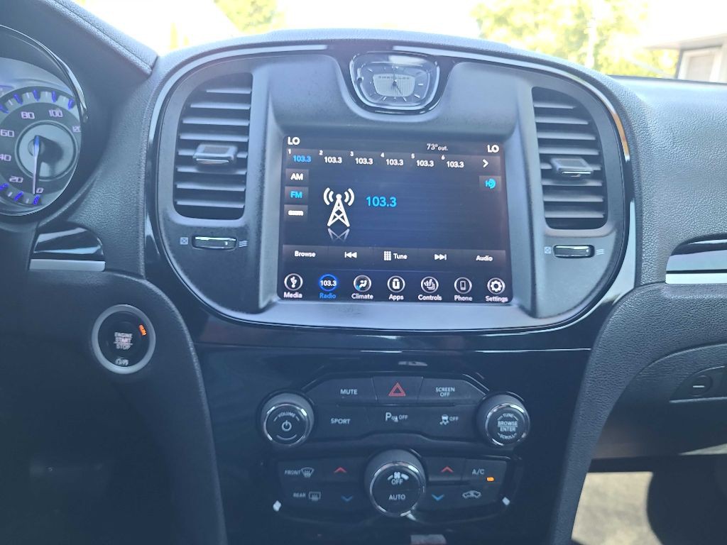 2018 Chrysler 300 Image 24
