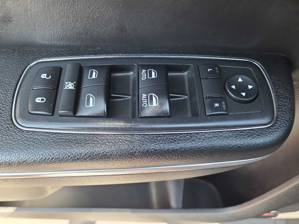 2018 Chrysler 300 Image 33