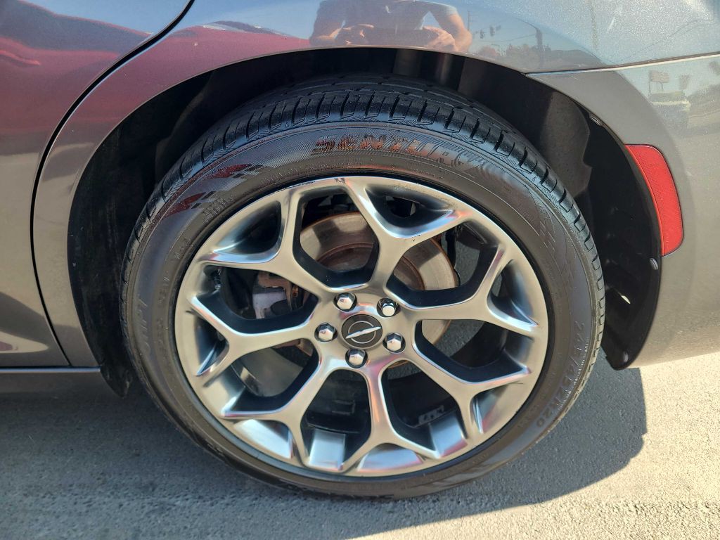 2018 Chrysler 300 Image 39