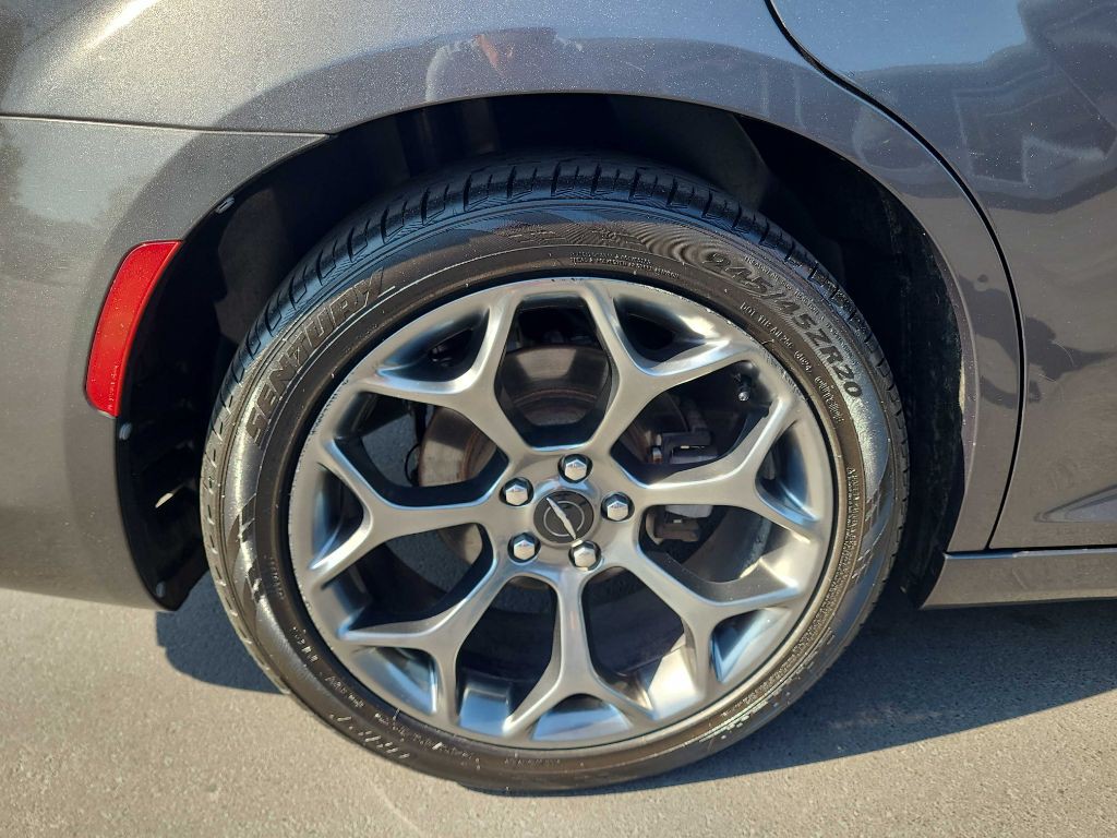 2018 Chrysler 300 Image 40