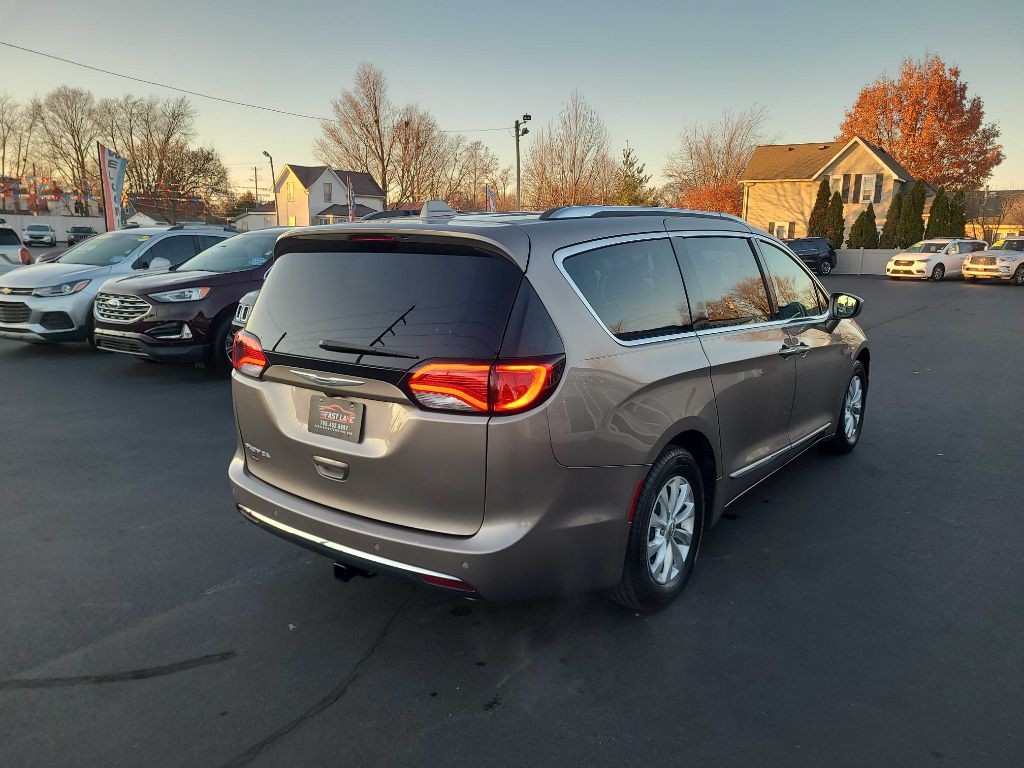 2018 Chrysler Pacifica Image 5
