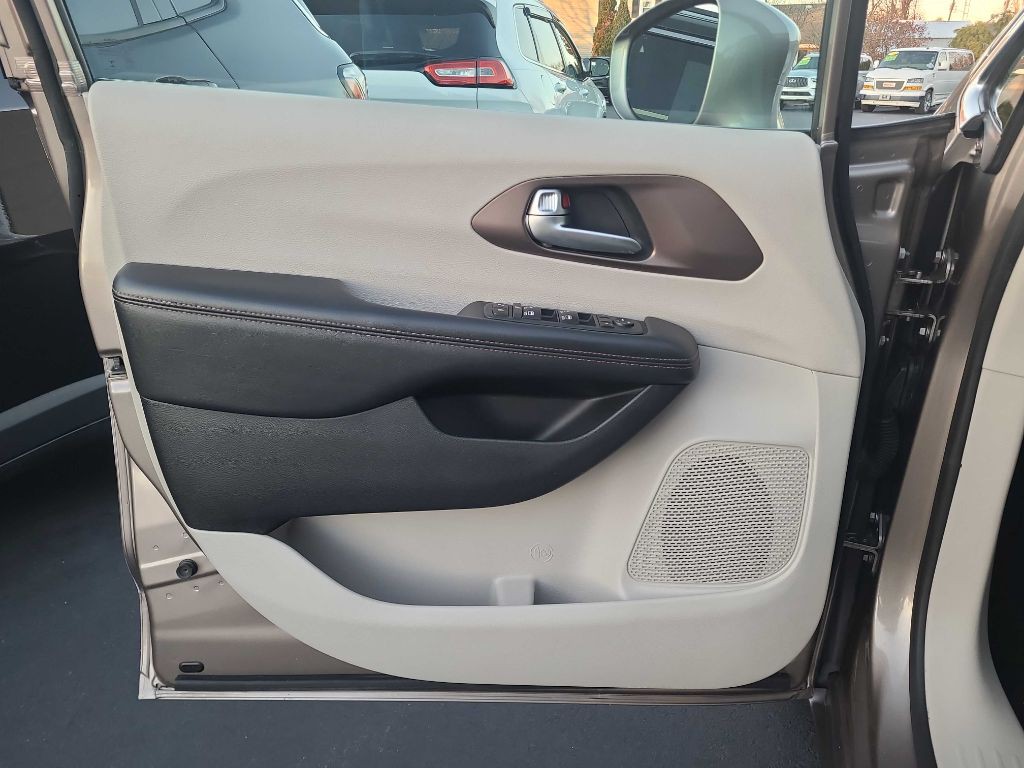 2018 Chrysler Pacifica Image 34
