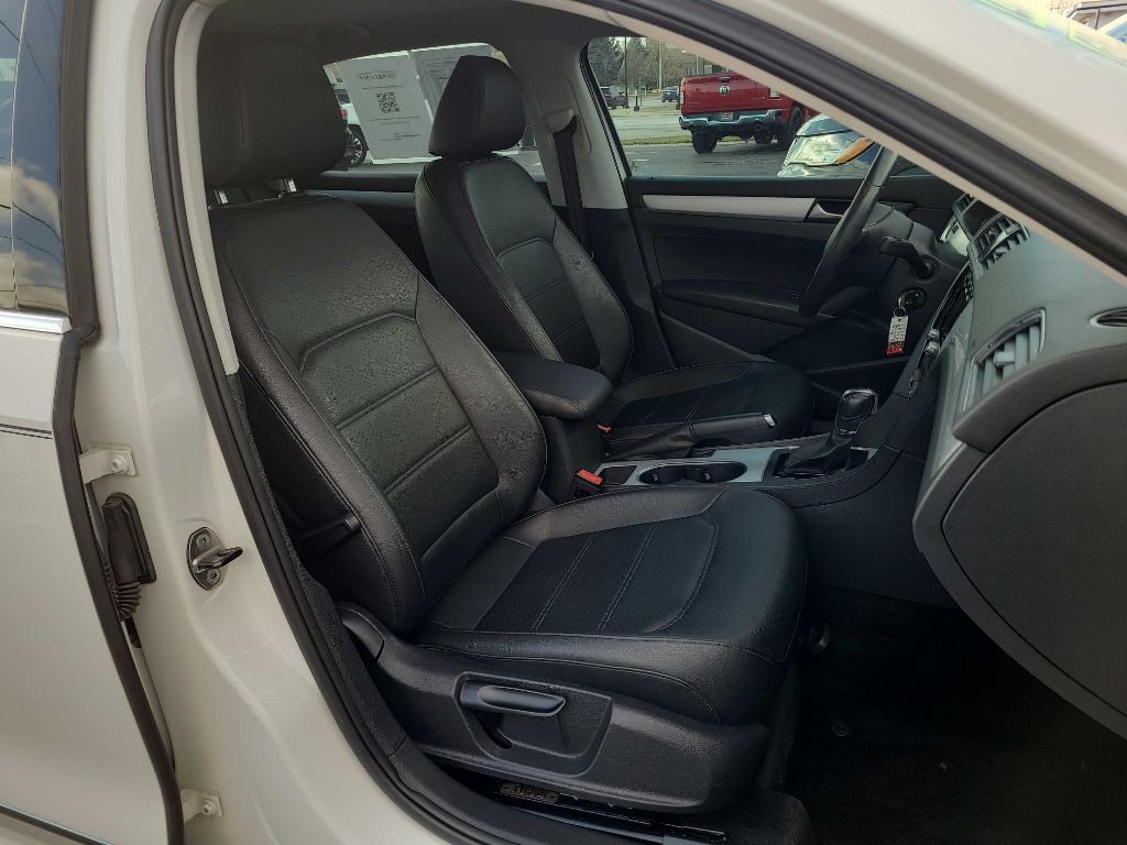 2013 Volkswagen Passat Image 12