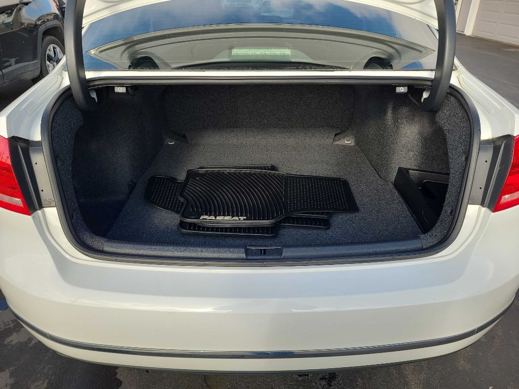 2013 Volkswagen Passat Image 17