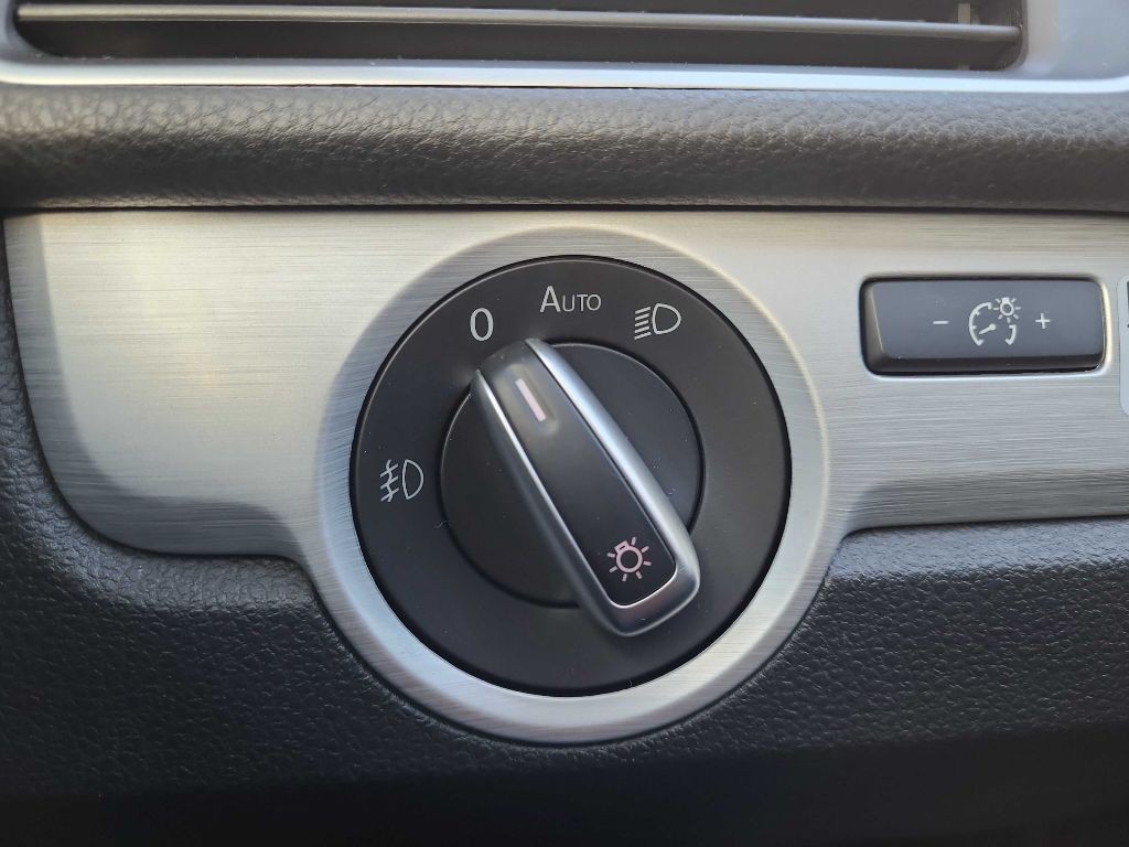 2013 Volkswagen Passat Image 20