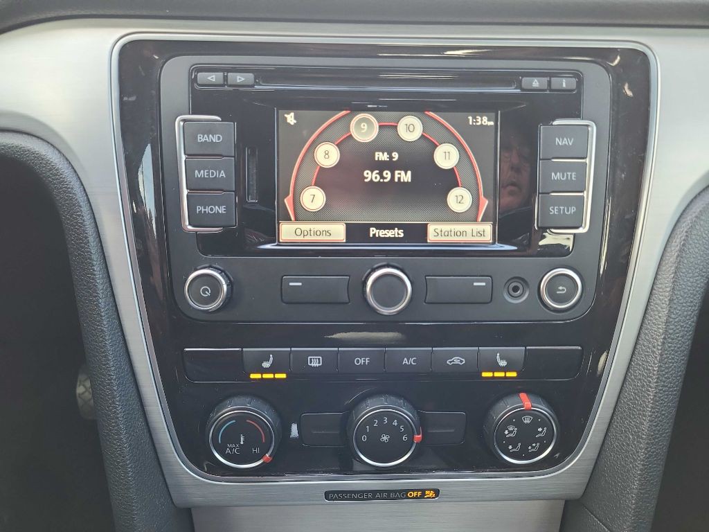 2013 Volkswagen Passat Image 24