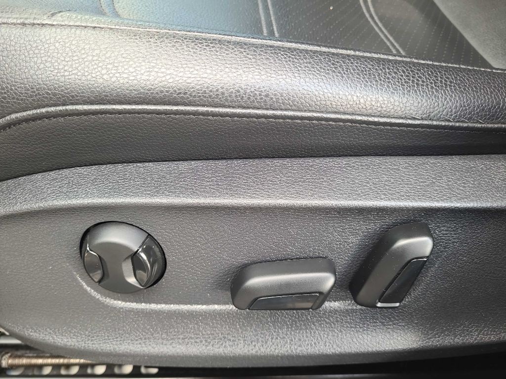 2013 Volkswagen Passat Image 28