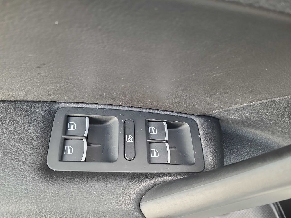 2013 Volkswagen Passat Image 29