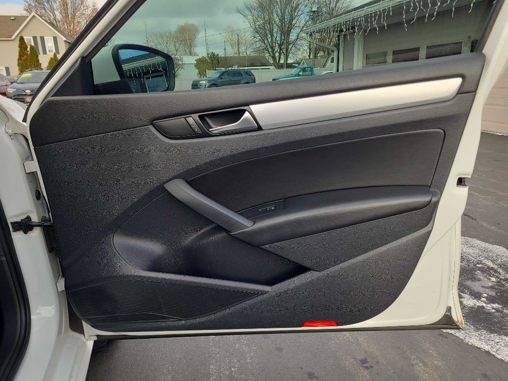 2013 Volkswagen Passat Image 32