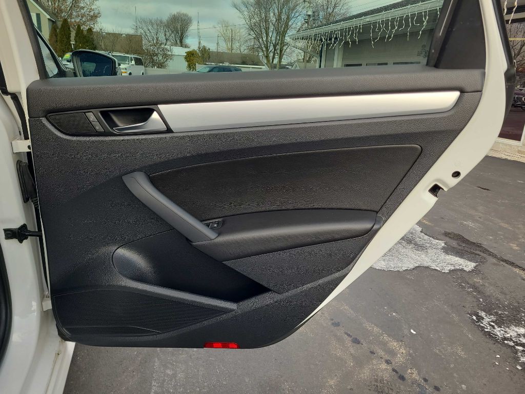 2013 Volkswagen Passat Image 33