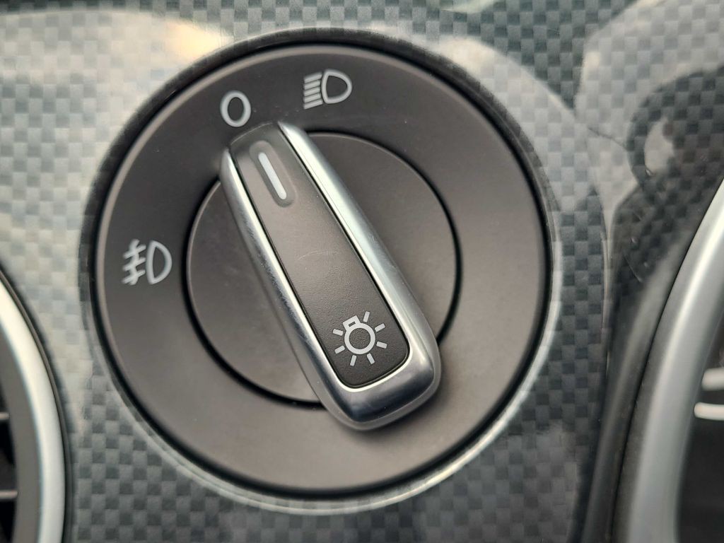 2014 Volkswagen Beetle Image 24