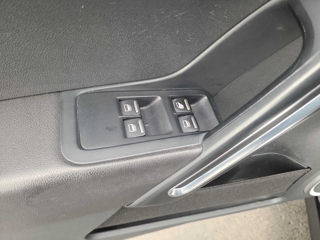 2014 Volkswagen Beetle Image 31