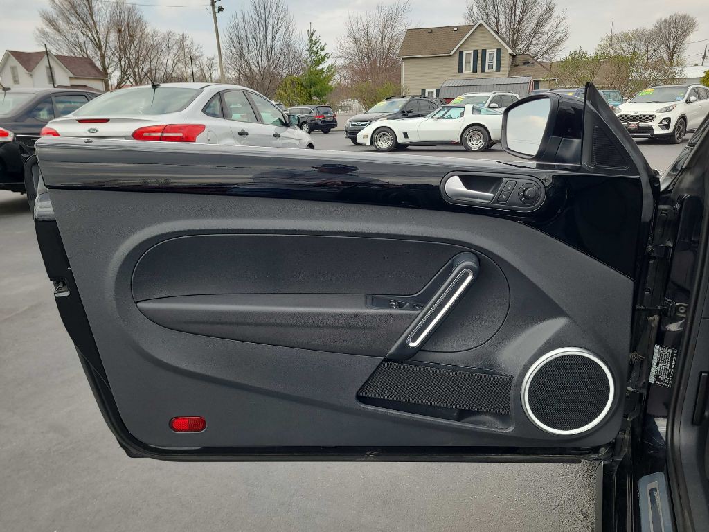 2014 Volkswagen Beetle Image 32