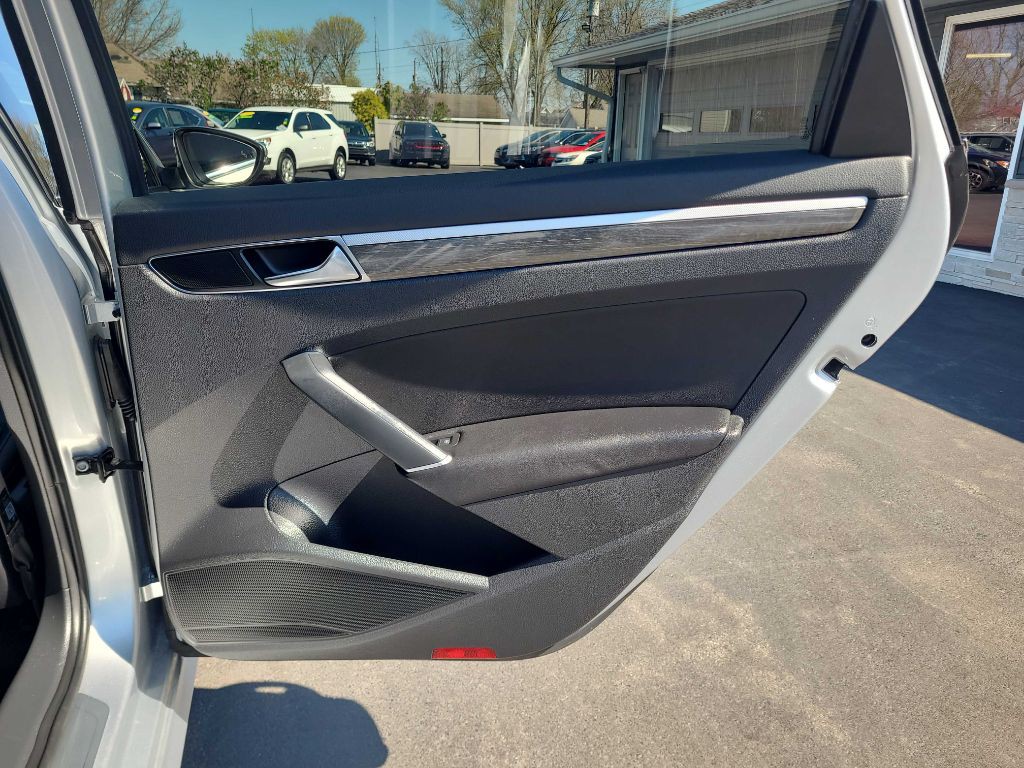 2018 Volkswagen Passat Image 34