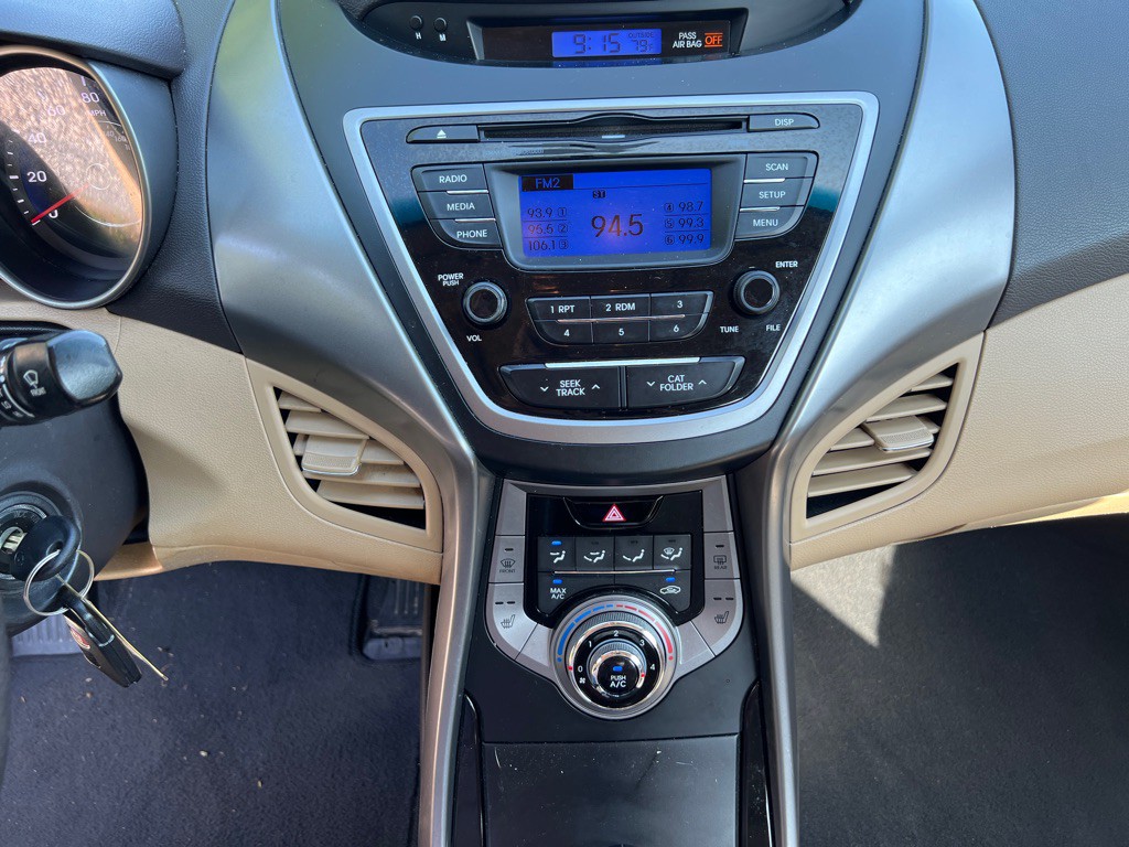 2013 Hyundai Elantra Image 16