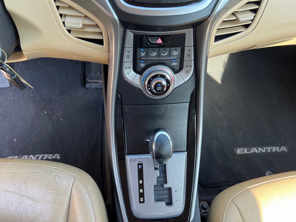 2013 Hyundai Elantra Image 17