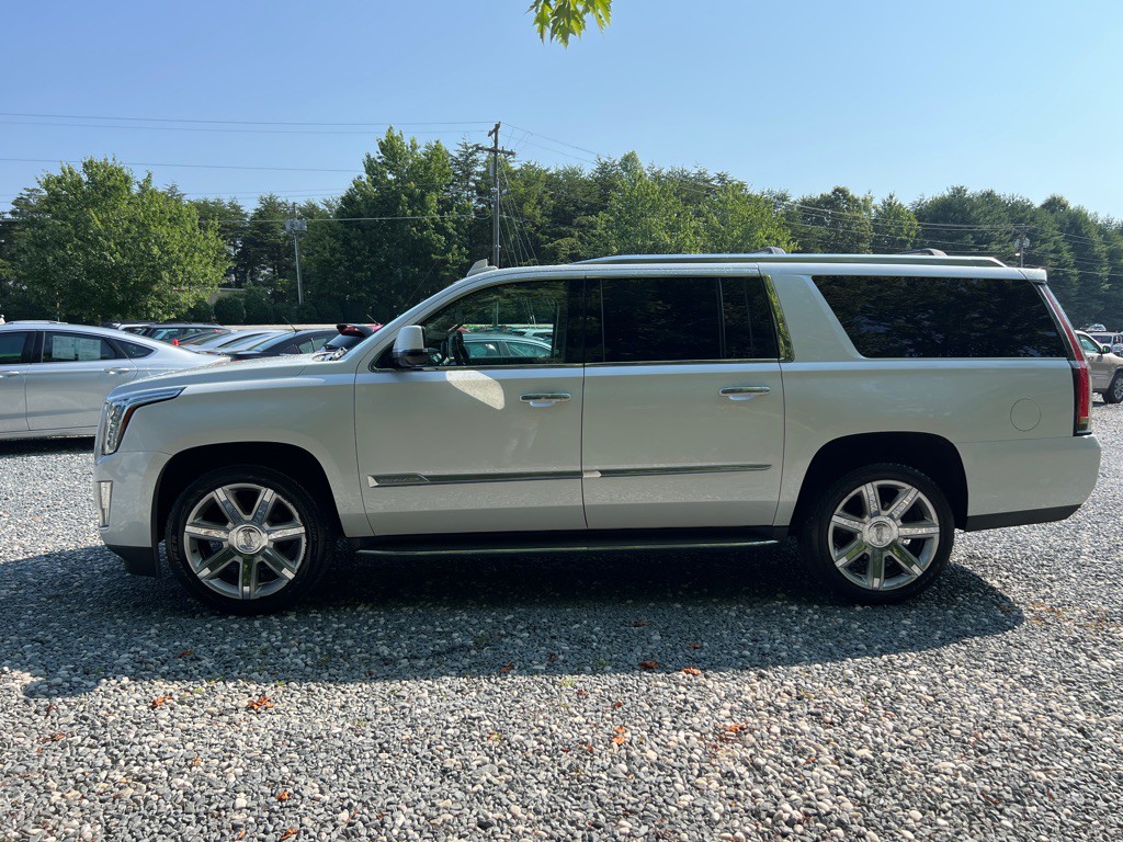 2016 Cadillac Escalade Image 2