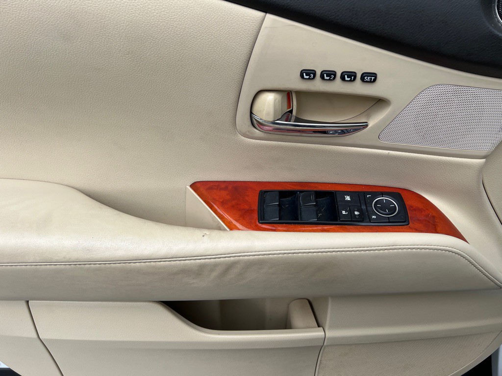 2010 Lexus RX Image 12
