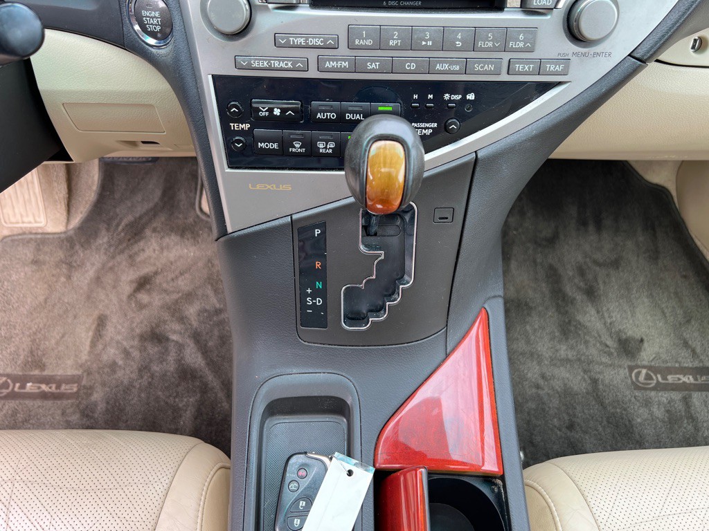 2010 Lexus RX Image 17