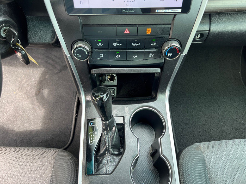 2016 Toyota Camry Image 16