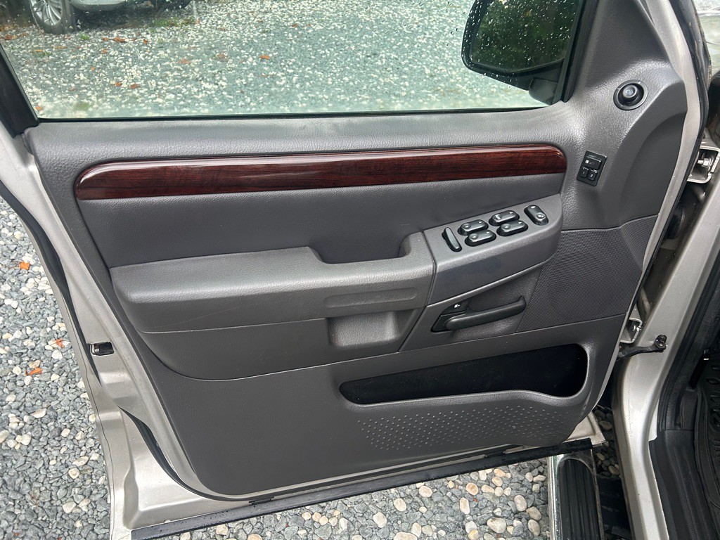 2005 Ford Explorer Image 14