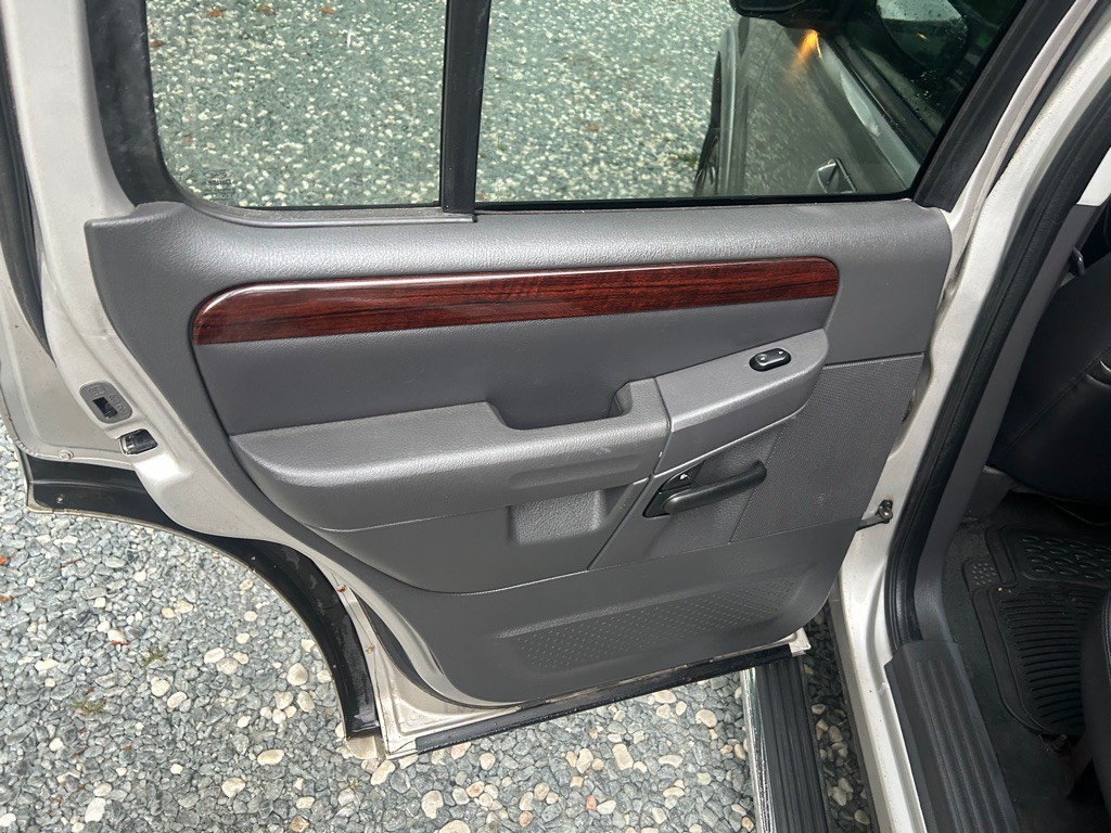2005 Ford Explorer Image 20