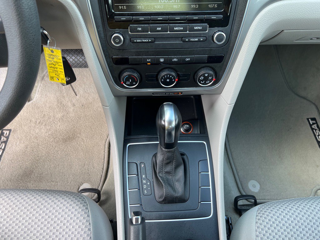 2014 Volkswagen Passat Image 16