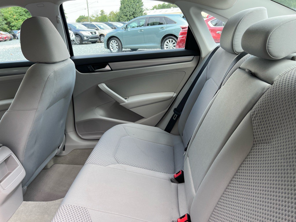 2014 Volkswagen Passat Image 19